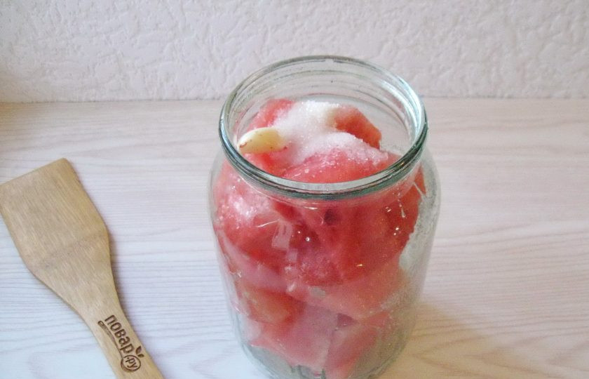 1. Этап. Соленый арбуз: После воду слейте в кастрюлю и снова доведите до кипения. Пока вода закипает, добавьте в банку соль, сахар и уксус.