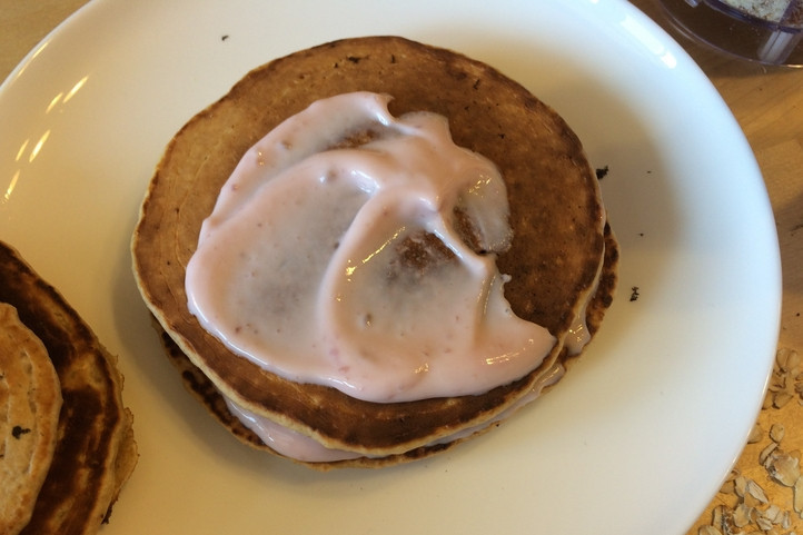 1. Этап. Овсяные оладьи на ряженке: Складываем оладьи друг на друга, промазывая йогуртом.