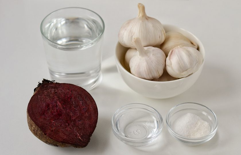 1. Этап. Маринованный чеснок в свекольном соке: Подготовьте все ингредиенты.