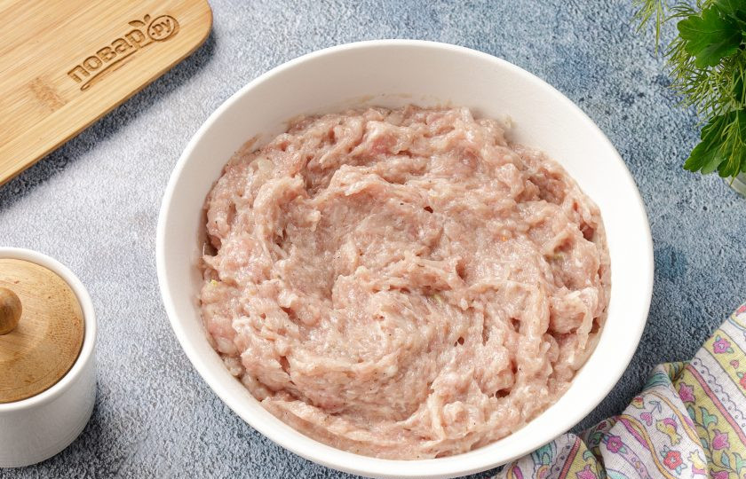 1. Этап. Дрожжевые беляши на воде: Тщательно перемешайте. Если фарш густой, добавьте немного холодной воды, начинка должна быть слегка жидковатой.