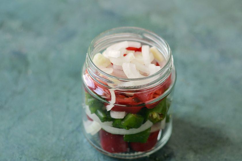 1. Этап. Острый перец на зиму: Выложите подготовленные ингредиенты в чистую стерилизованную баночку.