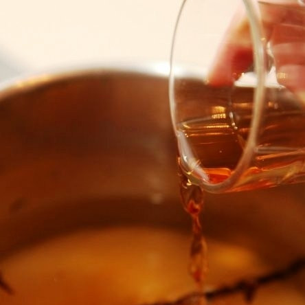 1. Этап. Маринованные сливы: Туда же наливаем уксус.