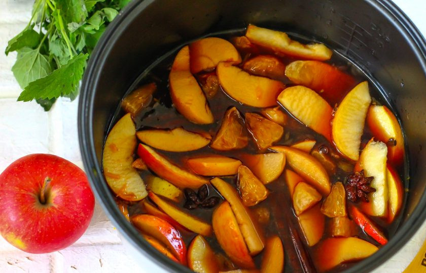 1. Этап. Глинтвейн в мультиварке: Влейте яблочный сок и любое столовое красное вино. Добавляя крепленое вино, влейте немного горячей воды, чтобы снизить процент алкоголя. Активируйте на табло техники режим 