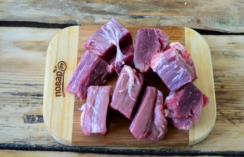 1. Этап. Булочки, фаршированные пловом: Мясо порежьте на небольшие куски, примерно 2х2 или 2х3 см.