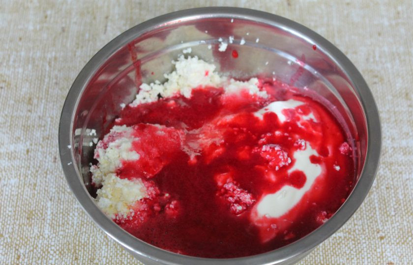 1. Этап. Малиновый торт Летний: Перекладываем перемолотую малину в сито и перемешиваем. Малиновый сок добавляем в крем.