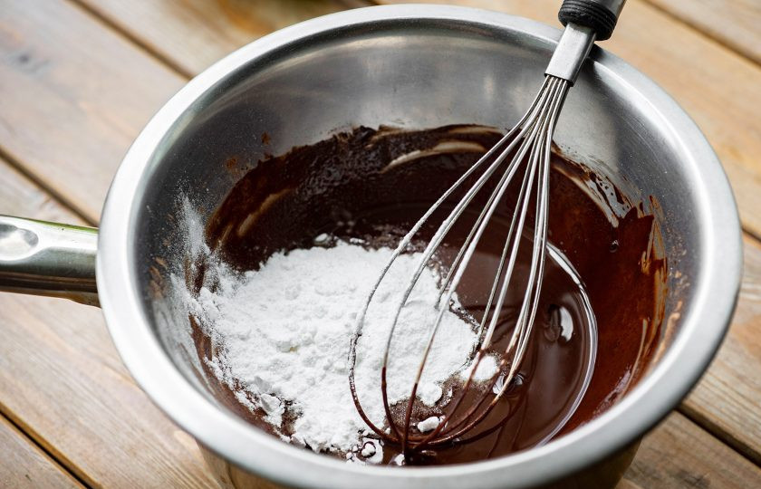 1. Этап. Домашний шоколад из какао масла: Добавьте к шоколадной смеси сахарную пудру.