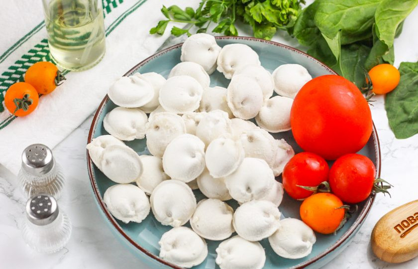 1. Этап. Пельмени с помидорами на сковороде: Подготовьте указанные ингредиенты. Пельмени выбирайте любого вида: со свининой, говядиной, курицей и т.д. Лучше всего использовать пельмени небольшого размера — они быстрее прожарятся.