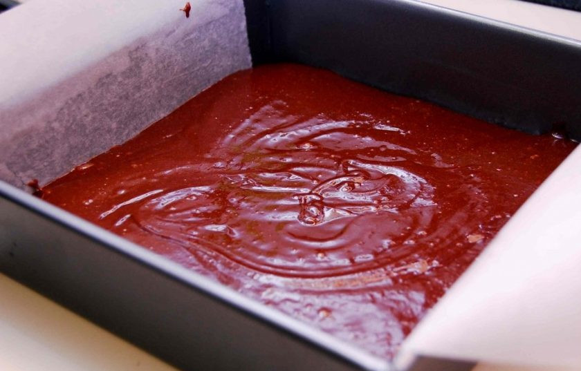 1. Этап. Брауни по-мексикански: 2. Затем в жидкую массу вмешайте яйца, муку, специи и соль. Жидкое тесто влейте в прямоугольную форму для выпечки.