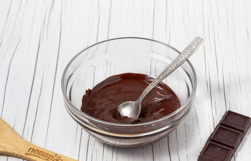 1. Этап. Шоколадный бисквитный рулет: Начнем с приготовления декора (т.к. его нужно будет отправить в холодильник на 30-40 минут). Большую часть шоколада растопите на водяной бане, часть оставьте твердой.