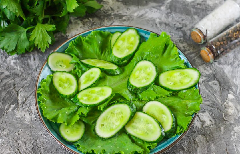 1. Этап. Салат с горбушей, огурцом и яйцом: Промойте листовой салат и огурцы, тщательно смывая с поверхности овощей шипы и пыль. Срежьте хвостики с плодов. Нарежьте их слайсами по диагонали, чтобы нарезка выглядела аппетитно. Листья салата высушите и выложите их на тарелку. Следом на салат выложите огуречную нарезку.