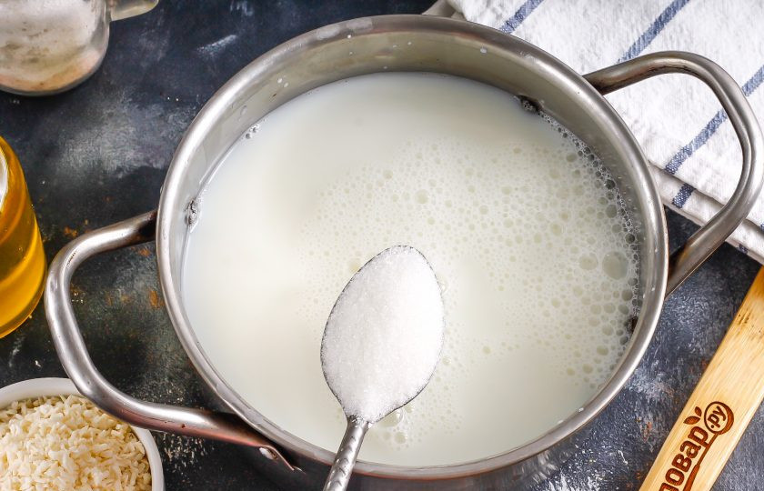 1. Этап. Кокосовый блинный торт: Тем временем влейте в кастрюлю или ковш кокосовое молоко, всыпьте сахар. Выложите желток и взбейте все.