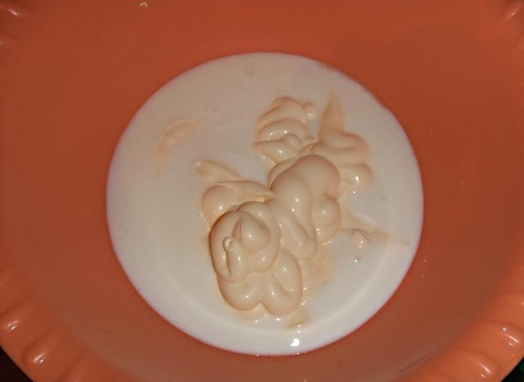 1. Этап. Тесто для пиццы в мультиварке: В глубокую миску наливаем кефир и добавляем майонез.