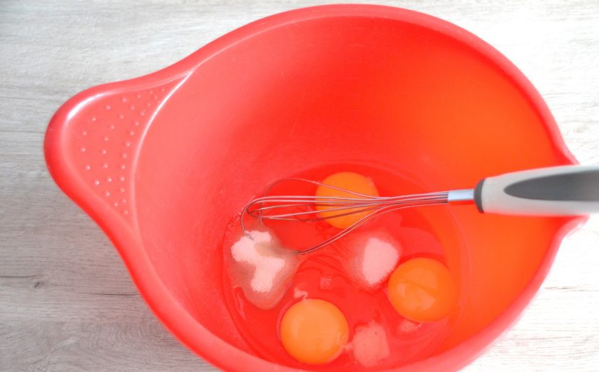 1. Этап. Голландские блины: Сразу поставьте на разогрев духовку до 220 градусов, поместите в нее форму для выпечки, чтобы она как следует прогрелась. В миску вбейте яйца, выложите сахар, ванильный сахар, соль.