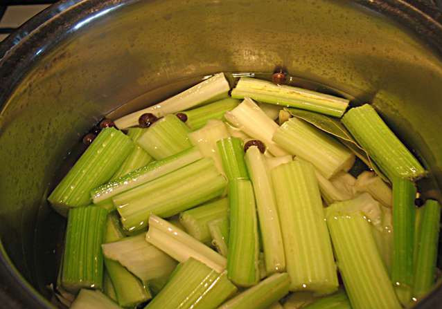 1. Этап. Маринованный сельдерей: 3. Бросаем в кипяток сельдерей, держим 3-4 минуты, выключаем огонь, и, не доставая сельдерей, остужаем.
