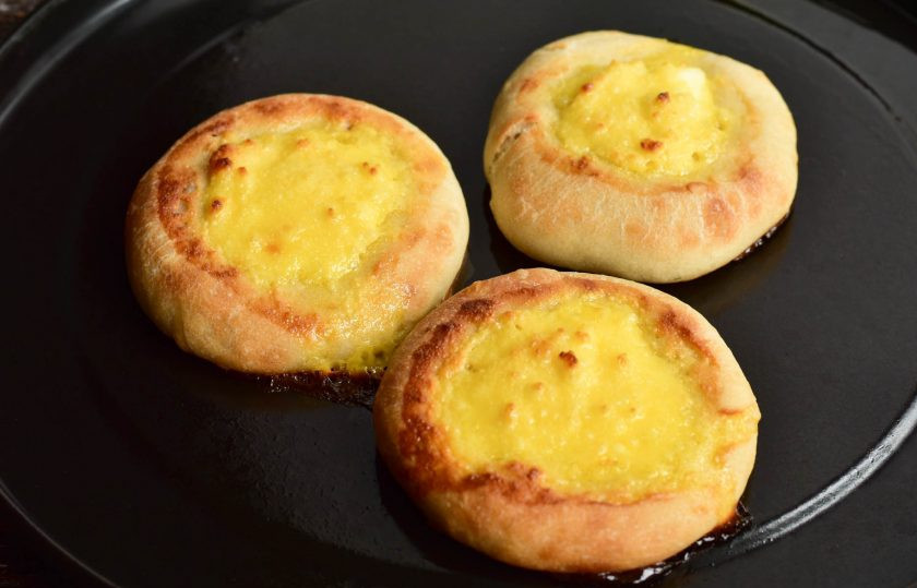 1. Этап. Ватрушки с творожной массой: Отправьте ватрушки в разогретую до 190 градусов духовку на 30 минут.