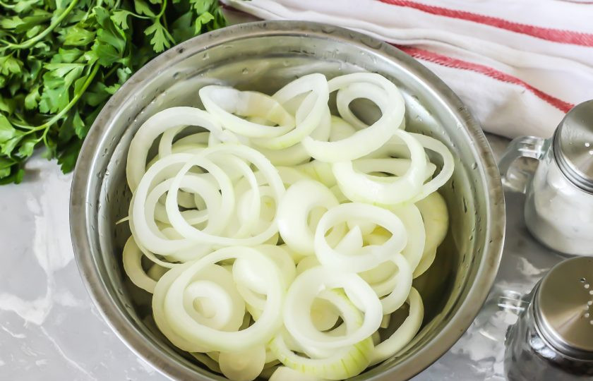 1. Этап. Маринованный лук кольцами на зиму: Репчатый лук очистите, промойте и нарежьте кольцами толщиной не менее 0,5 см.