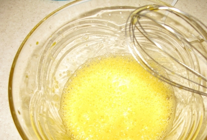 1. Этап. Уха с яйцом: 5. Взбиваем яйца.