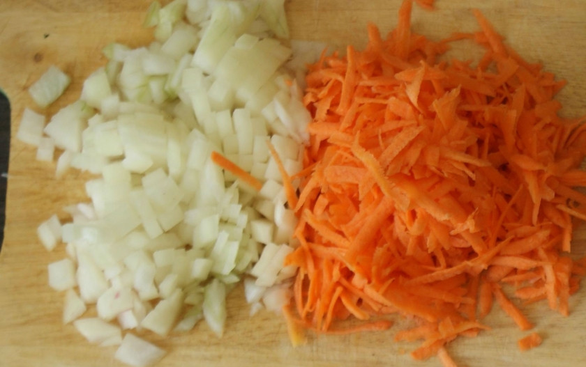 1. Этап. Свекла, тушенная с яблоками: Лук чистим от шелухи, обмываем, режем не очень крупным штрихом. Затем очищаем морковь, натираем её на терке.