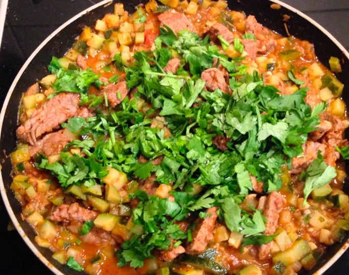 1. Этап. Говядина с кабачками: В самом конце непосредственно перед подачей блюдо следует посолить и добавить в него измельченную свежую зелень.