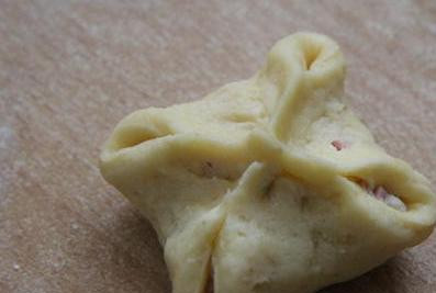 1. Этап. Пирожки с колбасой: Формируем пирожки. Тесто разделяем на кусочки и раскатываем кружочки толщиной 3 мм. В середину кладем фарш и защепляем в серединке.