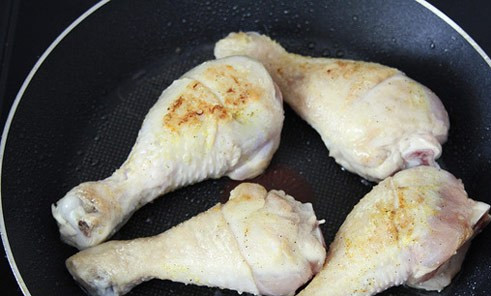 1. Этап. Тушеная куриная голень: Ставим на огонь сковороду с растительным маслом и хорошо ее нагреваем. Уменьшаем огонь и выкладываем голени на сковороду, обжариваем их по 3-4 минуты с каждой стороны до золотистого цвета.