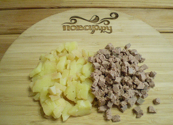 1. Этап. Салат Обезьянка: Картофель и печень порежьте мелкими кубиками.