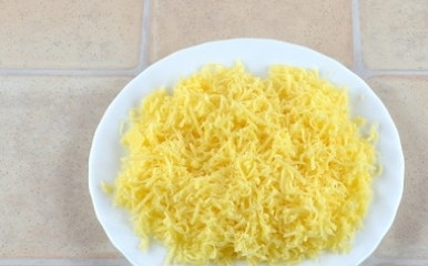 1. Этап. Брокколи со сливками: Твердый сыр натрите на мелкой терке.