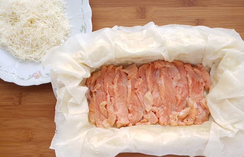 1. Этап. Рыбный пирог с тестом фило: На тесто выложите половину всей рыбы. Присыпьте сверху частью натертого сыра.