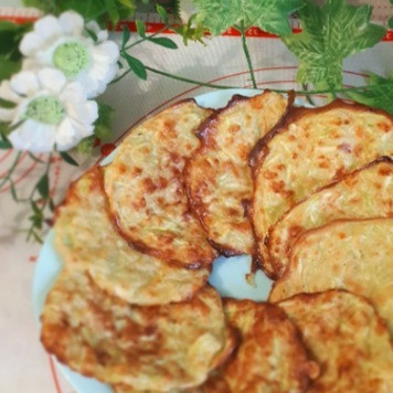 1. Этап. Сырно-кабачковые лепешки в духовке: Выпекать при t=200 градусов примерно 20 минут, ориентируйтесь по своей духовке. Такие лепешки можно смазать сметаной, положить кружочек помидорки, будет очень вкусно. Приятного аппетита!