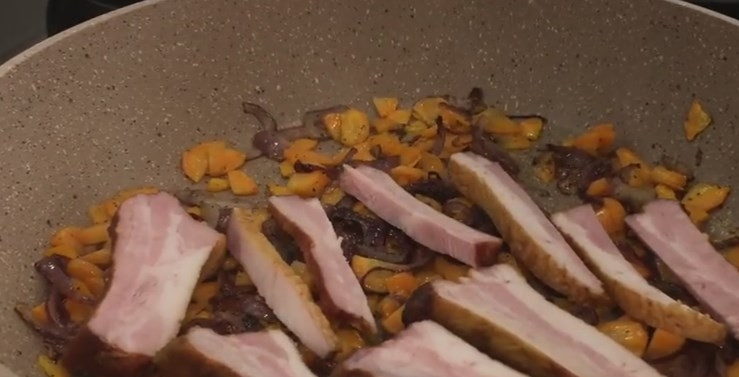 1. Этап. Очень вкусный гороховый суп с копчеными ребрышками: 5. Нарежьте копченые ребра на полоски. Добавьте их к зажарке, чтобы они слегка обжарились с обеих сторон.