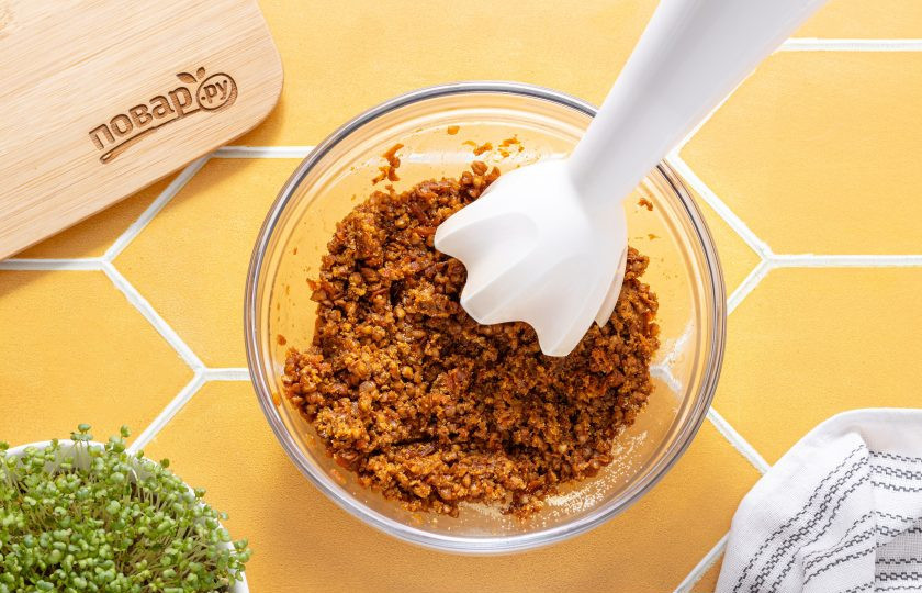 1. Этап. Котлеты из гречки с овощами: Пробейте смесь блендером. Можно до полной однородности, а можно сохранить немного текстуры. Попробуйте получившийся фарш на вкус, при необходимости добавьте еще специи или соли.