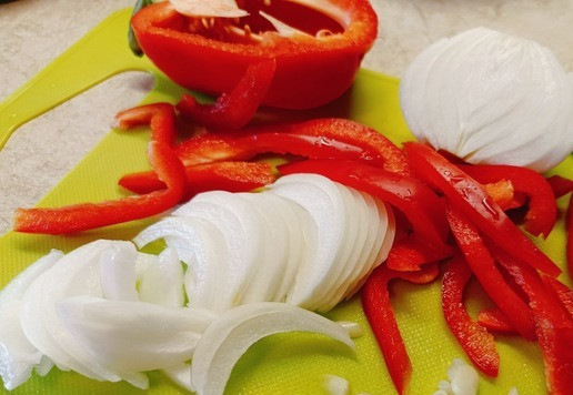 1. Этап. Утопенцы или маринованные сосиски с овощами: Лук нарезать перьями, сладкий перец соломкой, чеснок пластинами.