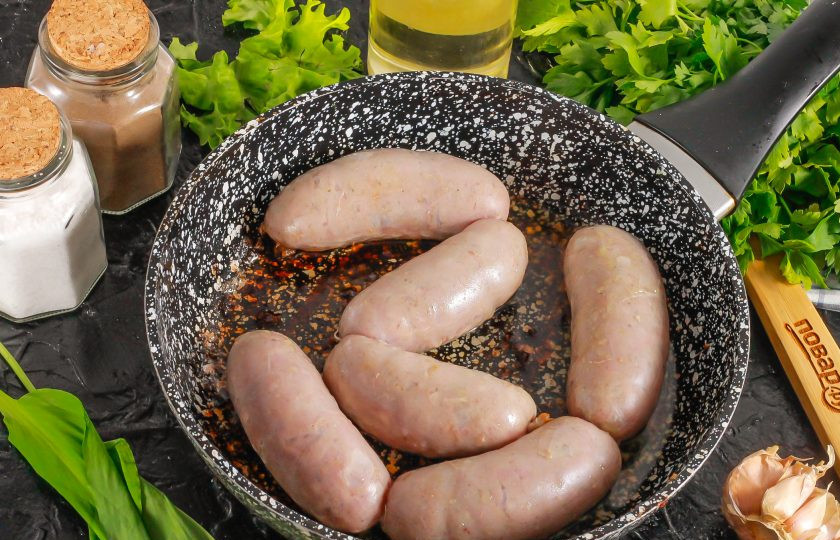 1. Этап. Колбаски от Джейми Оливера: Спустя указанное время извлеките колбаски из холодильника и дайте им примерно 1-2 часа прогреться при комнатной температуре. Можно просто в охлажденном виде взять их с собой на природу. В сковороде раскалите растительное масло и обжарьте в нем колбаски примерно 7-10 минут до румяности.