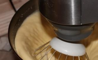 1. Этап. Вафельная трубочка с халвой: Замешиваем тесто. Яйца взбейте с сахаром. Растопите маргарин, добавьте его к яйцам.