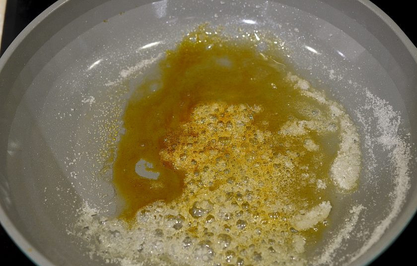 1. Этап. Глазированная груша: Нагревайте до образования карамели, не перемешивая.