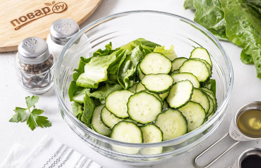 1. Этап. Салат с перцем, огурцом и сыром: Огурец нарежьте кружочками.