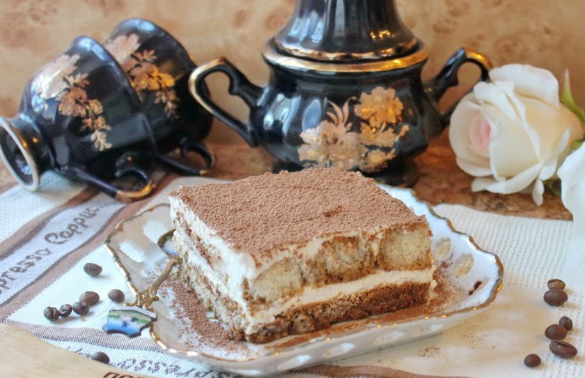 1. Этап. Торт Тирамису: С помощью ситечка посыпьте торт какао-порошком и отправьте в холодильник на несколько часов. Порежьте торт на порции и подавайте к столу.