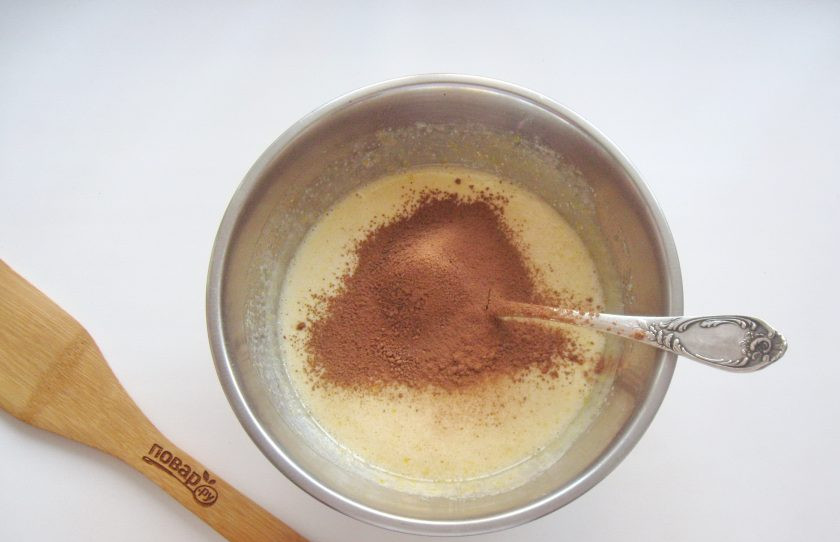 1. Этап. Торт Престиж: Две столовые ложки какао просейте и добавьте в тесто.