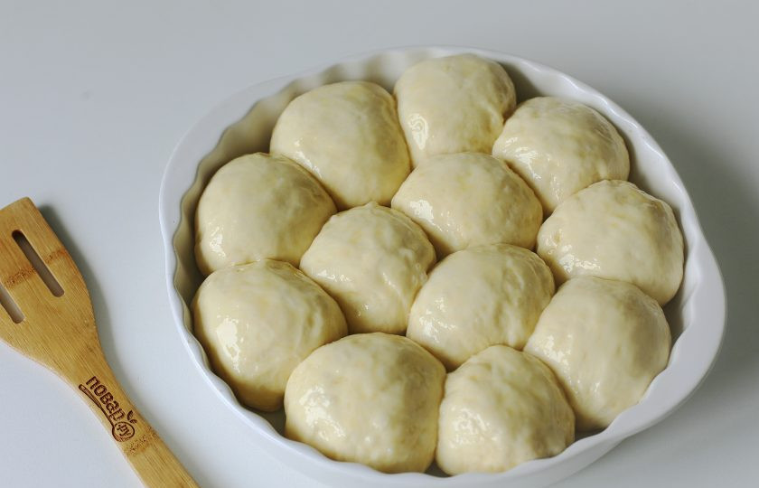 1. Этап. Чесночные пампушки на кефире: Подошедшие пампушки смажьте яйцом и запекайте в духовке при температуре 200 градусов в течение 30 минут.