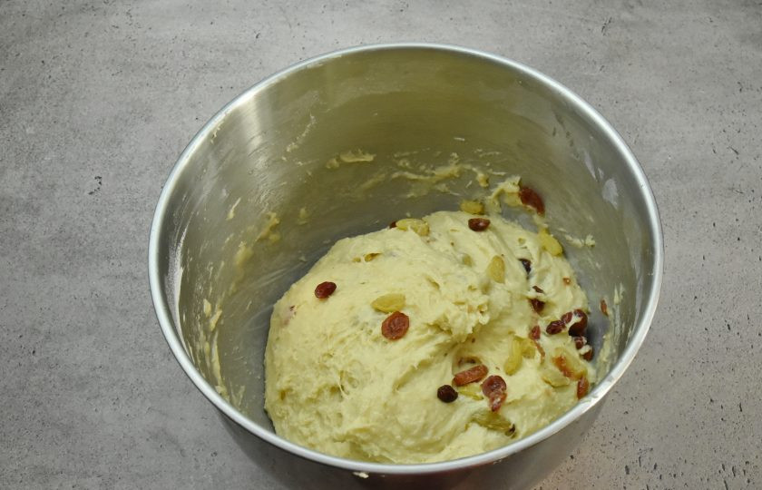 1. Этап. Александрийское тесто для куличей: В готовое тесто вмешайте подготовленные сухофрукты.