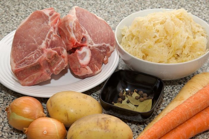 1. Этап. Белые щи: 1. Подготовьте все ингредиенты для бульона.