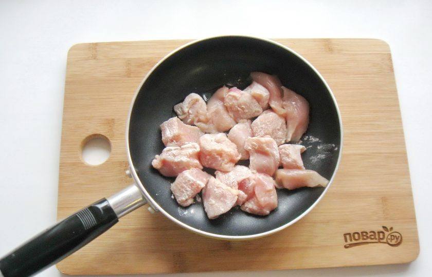 1. Этап. Суп мудрости: Куриное филе помойте и нарежьте кубиками. Немного обваляйте в муке и выложите в сковороду.