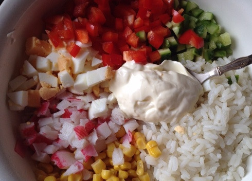 1. Этап. Крабовый салат обычный: Все ингредиенты у нас в миске. Открываем баночку кукурузы, сливаем с нее сок и добавляем в миску. Посыпаем солью, перцем, добавим майонез и перемешаем.