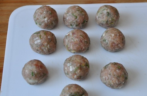 1. Этап. Картофельные гнезда с фаршем: Хорошенечко перемешайте все ингредиенты. Должен получиться плотный упругий фарш. Скатайте из него шарики, похожие на тефтельки. Они должны быть небольшого размера, не крупнее грецкого ореха.