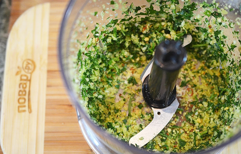 1. Этап. Лазанья с ароматом моря: 2. В чашу блендера сложите все ингредиенты для песто.