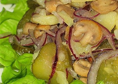 1. Этап. Салат Грибы на поляне: 5. Салат солим, перчим, и поливаем сверху растительным маслом. Подаем вместе со свежими салатными листьями. Приятного аппетита!