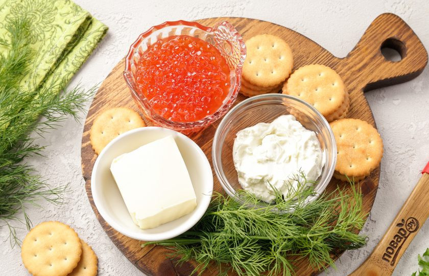1. Этап. Канапе на крекерах: Подготовьте все ингредиенты. Сливочное масло заранее размягчите при комнатной температуре.