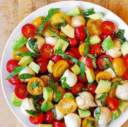 1. Этап. Салат с авокадо и сыром: Салат перемешайте и добавьте соль по вкусу. Приятного аппетита!