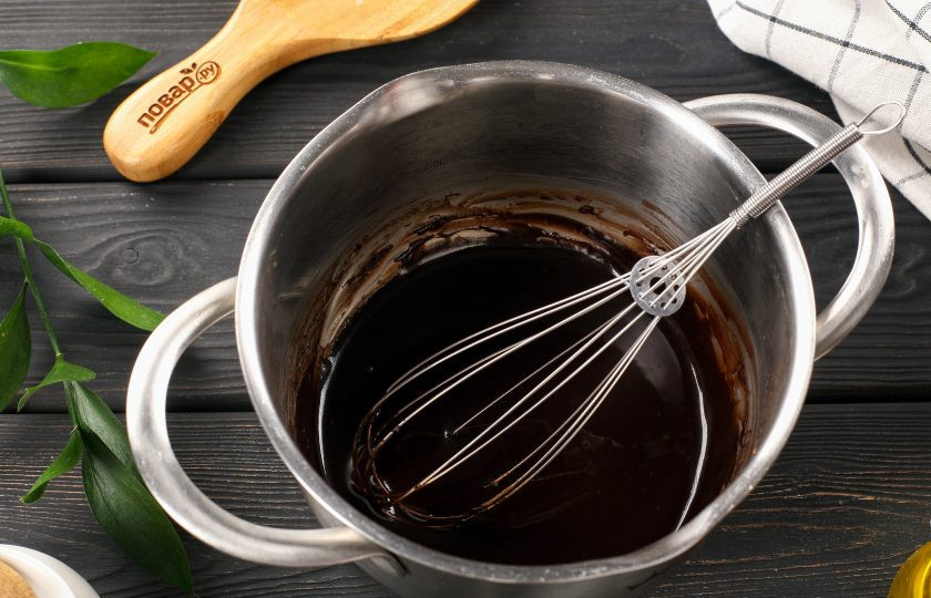 1. Этап. Какао-манник в глазури: Постоянно помешивая, проварите глазурь примерно 1 минуту. Затем снимите с огня и дайте немного остыть. Если глазурь слишком густая, то в процессе можете добавить ещё 1 ст.л. воды.