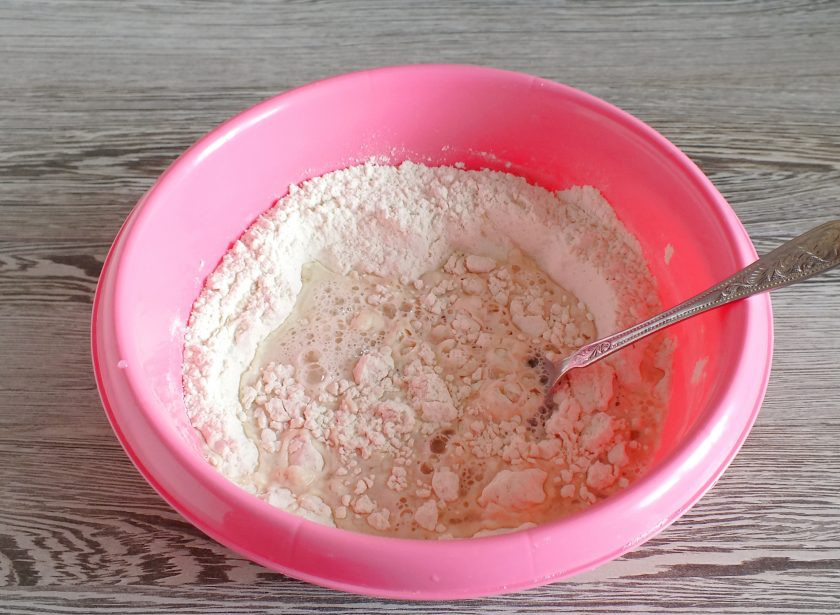 1. Этап. Городская булка: Влейте теплую воду, добавьте растительное масло.